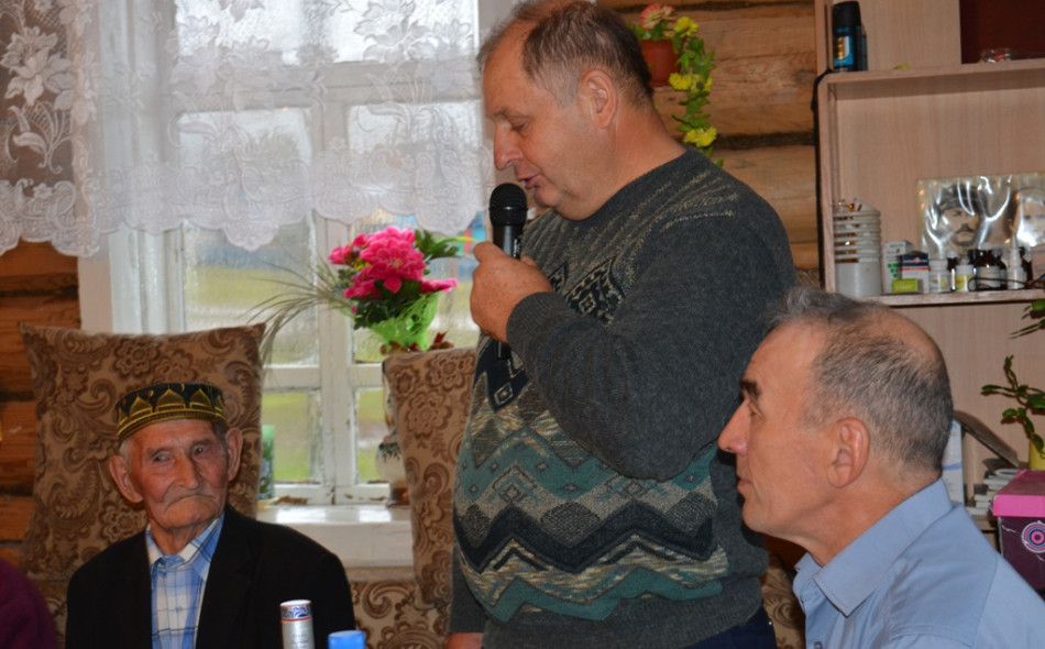 Поздравляет Михаил Косарев