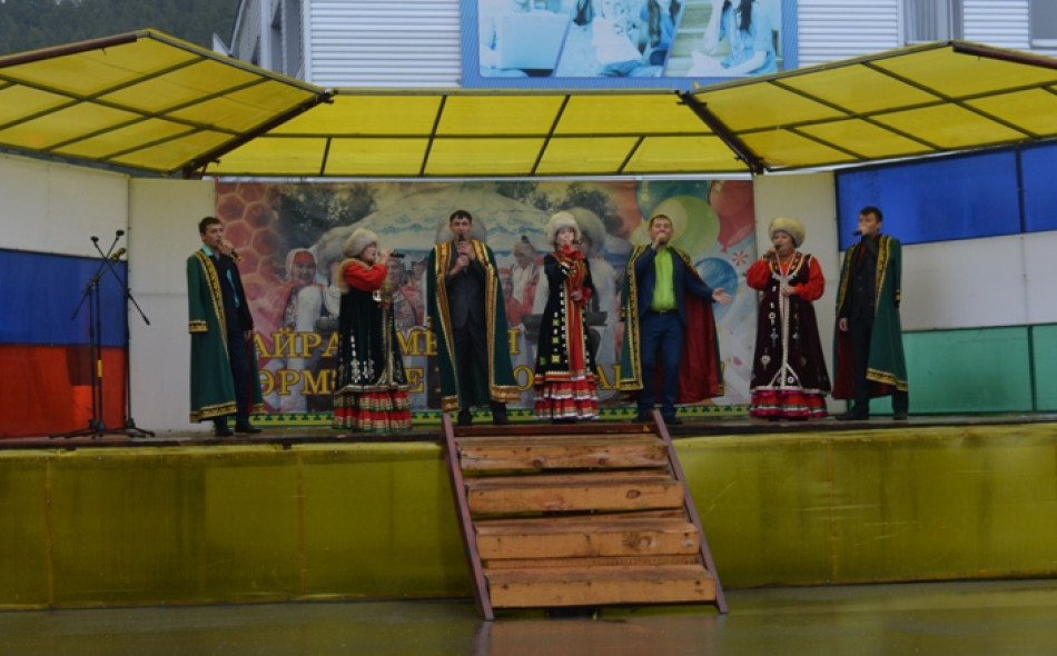 На сцене проходили концертные номера