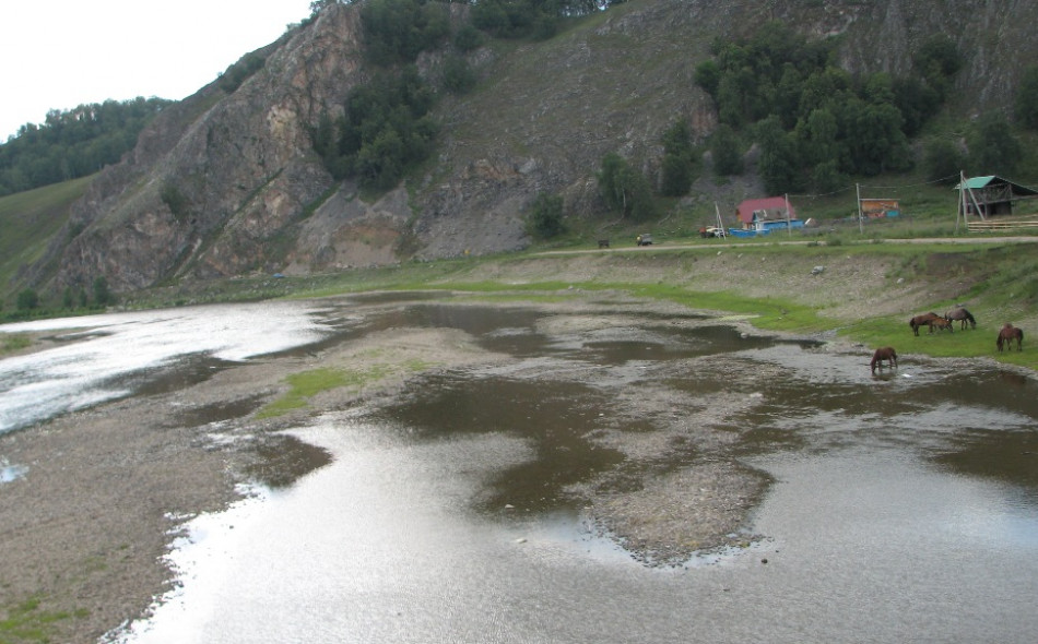 После засухи 2010 года прежний уровень воды в реке Белой так и не восстановился