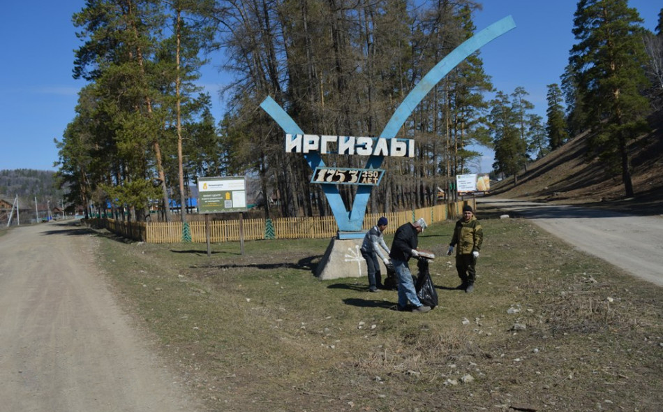 Мусор здесь оставляет молодежь. Здесь тихо и красиво, что их и притягивает к "культурному отдыху"