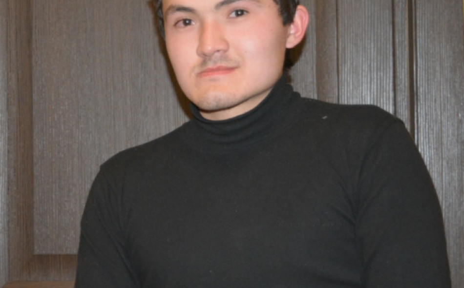 Айса позирует